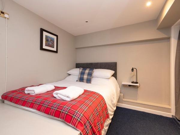 New Town Rooms - Basement Hostel : photo 2 de la chambre double room with shower with no window