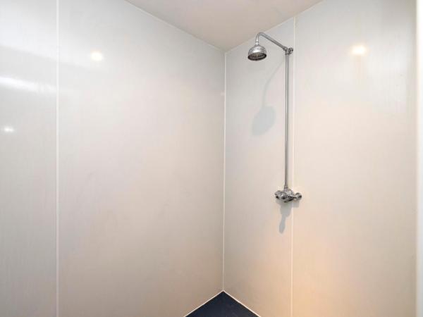 New Town Rooms - Basement Hostel : photo 5 de la chambre double room with shower with no window