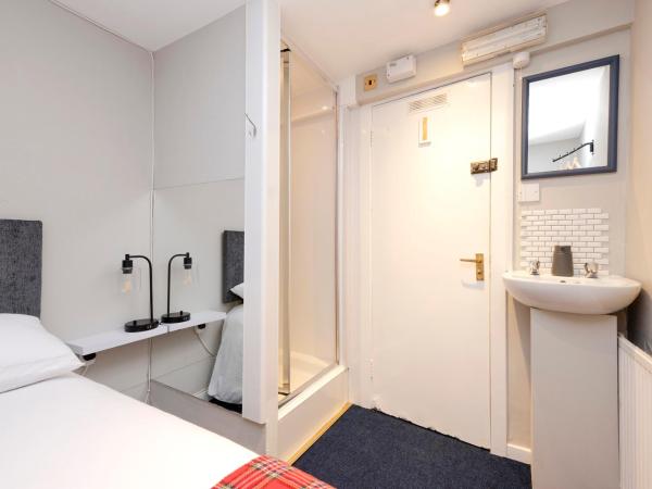 New Town Rooms - Basement Hostel : photo 5 de la chambre double room with shower with no window