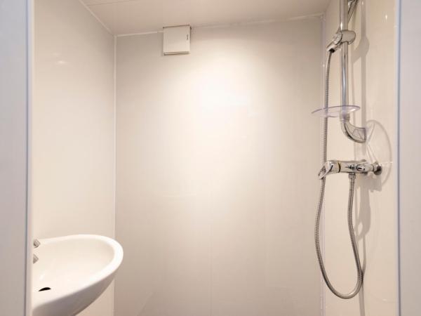 New Town Rooms - Basement Hostel : photo 6 de la chambre double room with shower with no window