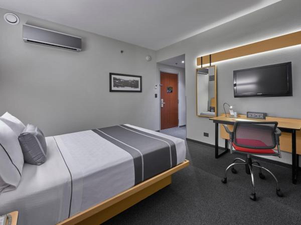 City Express Plus by Marriott Ciudad de México Santa Fe : photo 3 de la chambre chambre lit queen-size