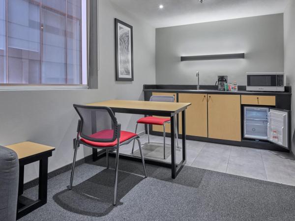 City Express Plus by Marriott Ciudad de México Santa Fe : photo 2 de la chambre suite lit king-size avec canapé-lit