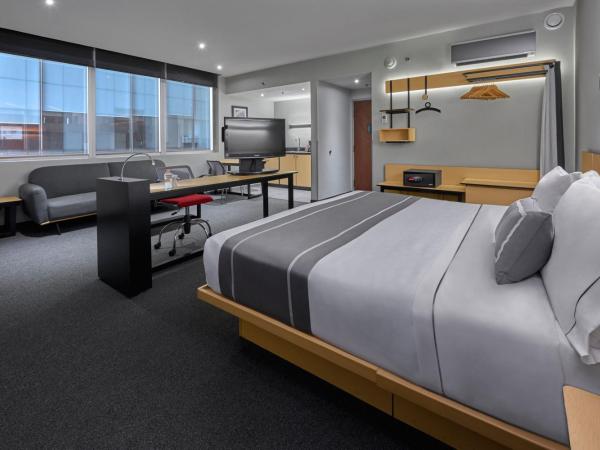 City Express Plus by Marriott Ciudad de México Santa Fe : photo 5 de la chambre suite lit king-size avec canapé-lit