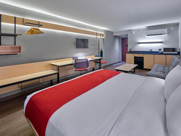 City Express by Marriott Mérida : photo 2 de la chambre chambre lit king-size supérieure avec canapé-lit