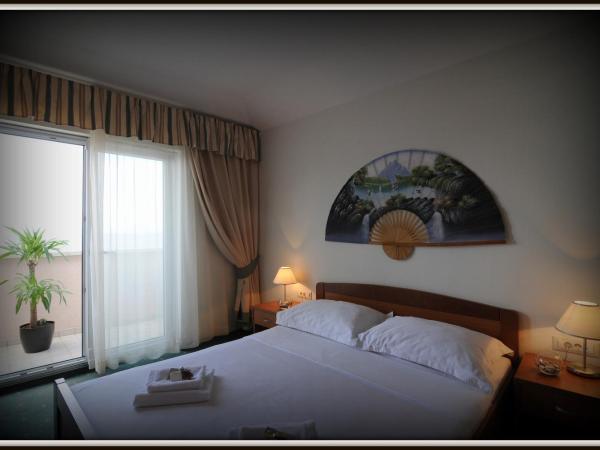 Hotel Rosina : photo 10 de la chambre chambre familiale avec balcon - vue sur mer