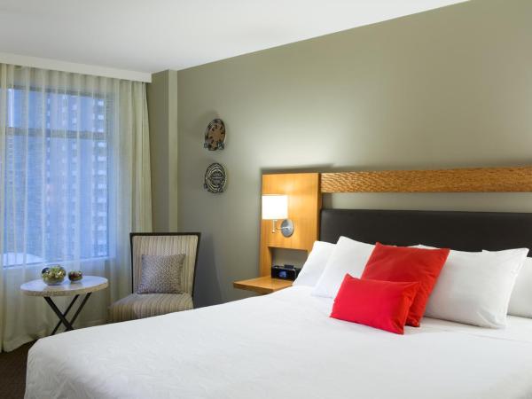 The Listel Hotel Vancouver : photo 4 de la chambre hébergement lit queen-size art moderne