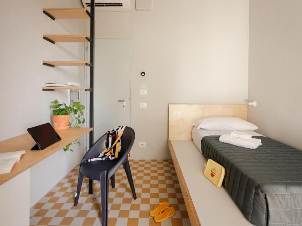 'RE-Dama Hostel : photo 3 de la chambre chambre simple avec balcon