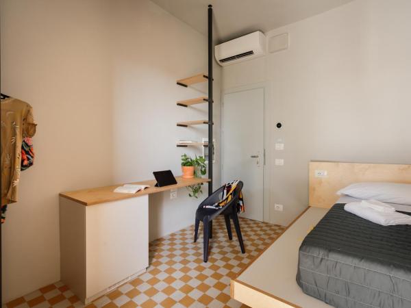 'RE-Dama Hostel : photo 5 de la chambre chambre simple avec balcon