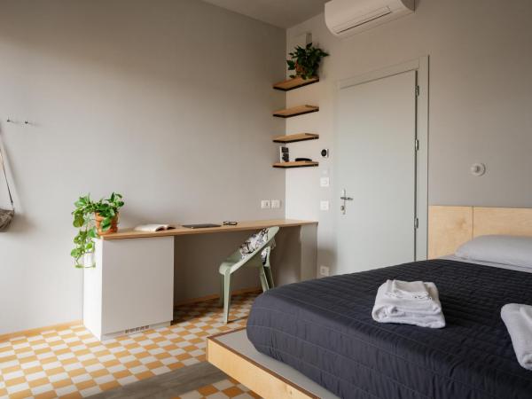 'RE-Dama Hostel : photo 3 de la chambre chambre double avec terrasse