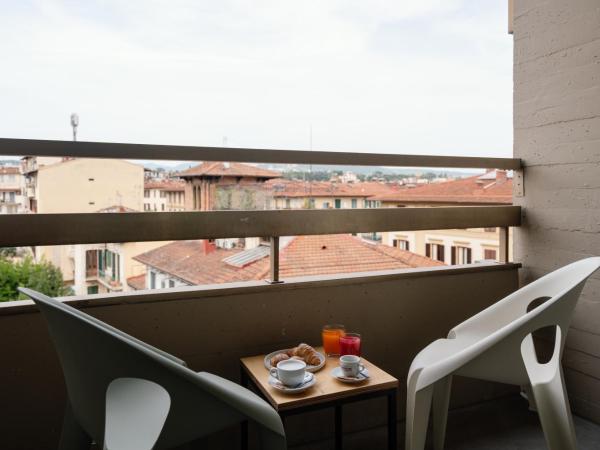 'RE-Dama Hostel : photo 1 de la chambre chambre double avec terrasse