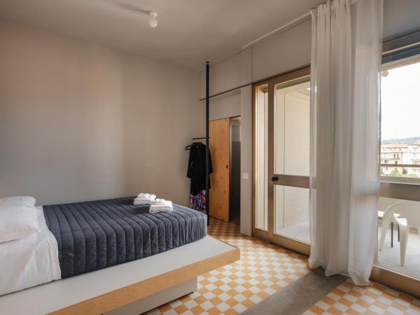 'RE-Dama Hostel : photo 2 de la chambre chambre double avec terrasse