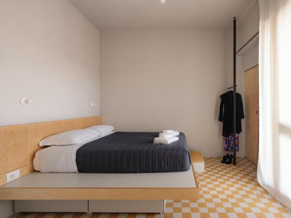 'RE-Dama Hostel : photo 1 de la chambre chambre double deluxe avec balcon