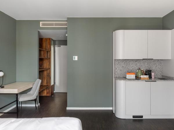 numa I Boxer Rooms and Apartments : photo 5 de la chambre large studio with kitchenette