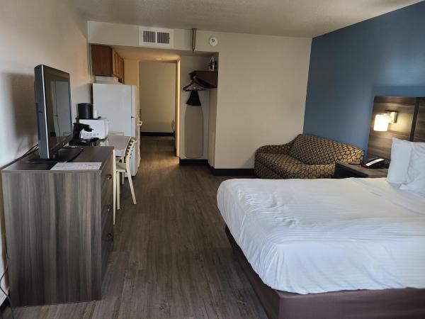 SureStay Hotel by Best Western Virginia Beach Royal Clipper : photo 1 de la chambre suite avec 2 lits doubles