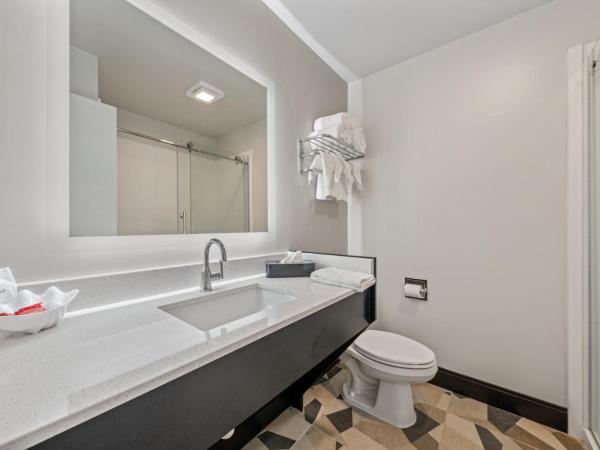 SureStay Hotel by Best Western Virginia Beach Royal Clipper : photo 6 de la chambre suite avec 2 lits doubles