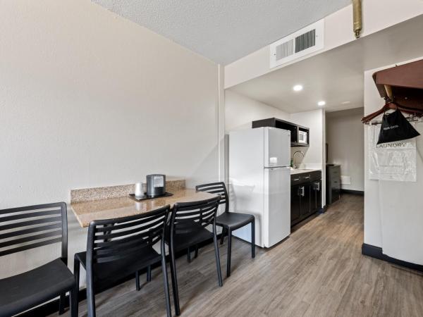 SureStay Hotel by Best Western Virginia Beach Royal Clipper : photo 8 de la chambre suite avec 2 lits doubles