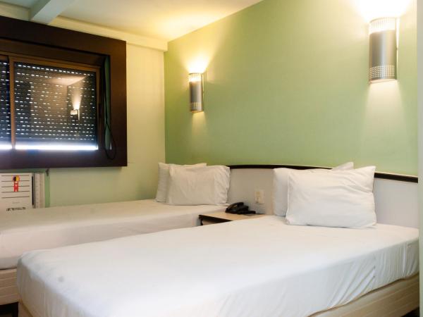 Master Curitiba Hotel - 1,6 km do Estádio Couto Pereira - Show : photo 1 de la chambre chambre lits jumeaux classique