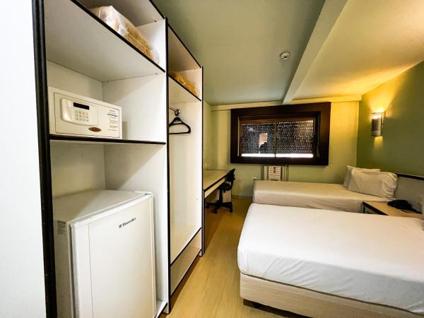 Master Curitiba Hotel - 1,6 km do Estádio Couto Pereira - Show : photo 4 de la chambre chambre lits jumeaux classique