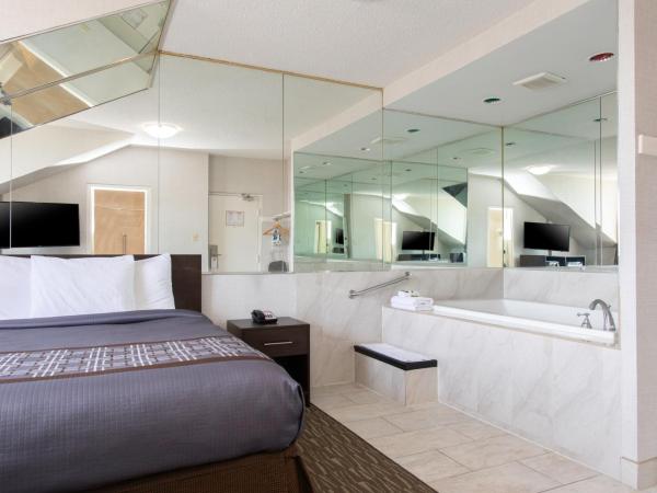 Super 5 Inn : photo 3 de la chambre suite lit queen-size avec baignoire spa