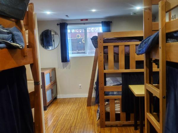 The Calgary Hub hostel style Home : photo 4 de la chambre lit dans dortoir mixte de 6 lits