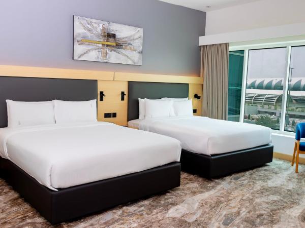 Holiday Inn Express Dubai Airport, an IHG Hotel : photo 9 de la chambre chambre lit king-size avec canapé-lit