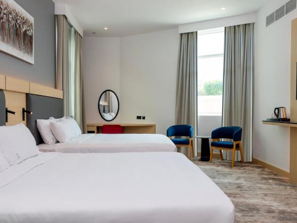 Holiday Inn Express Dubai Airport, an IHG Hotel : photo 7 de la chambre chambre lit king-size avec canapé-lit