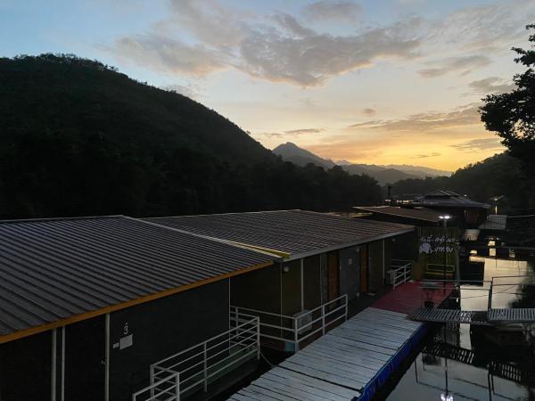 ชอว์ งาทอง รีสอร์ต Chor Ngar Thong Erawan Kanchanaburi : photo 8 de la chambre bungalow - front de mer