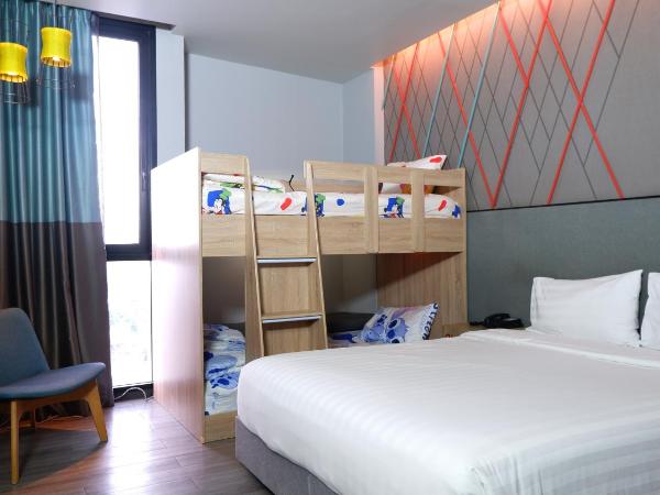 ibis Styles Bangkok Sukhumvit Phra Khanong : photo 2 de la chambre chambre familiale avec 1 lit king-size et 1 lit superposé