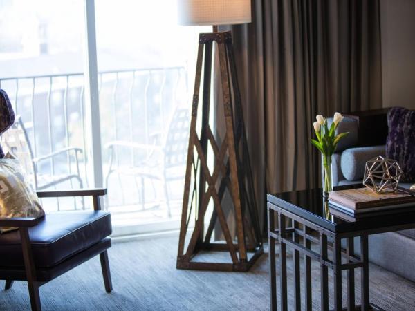 Renaissance Waterford Oklahoma City Hotel : photo 2 de la chambre suite 1 chambre lit king-size avec canapé-lit