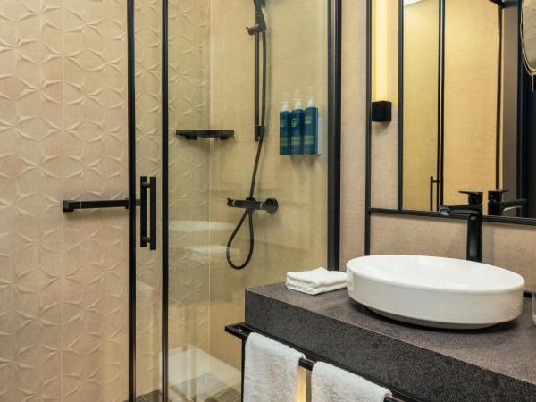 Four Points by Sheraton Budapest Danube : photo 3 de la chambre superior, guest room, 2 twins, river view, balcony