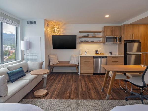 Element Colorado Springs Downtown : photo 1 de la chambre studio queen avec 2 lits queen-size et un canapé-lit