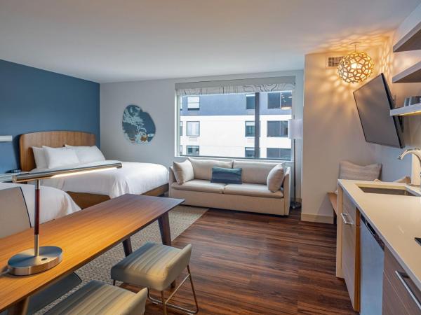 Element Colorado Springs Downtown : photo 2 de la chambre studio queen avec 2 lits queen-size et un canapé-lit