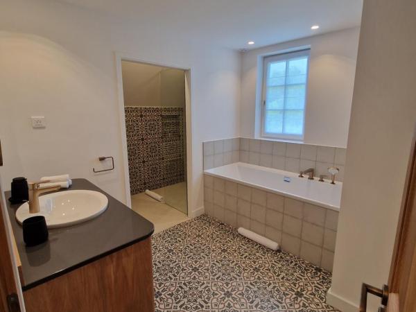 Au Moulin Saint Nicol - Honfleur : photo 3 de la chambre chambre 3 : suite deluxe avec douche et baignoire - vue sur jardin et fleuve