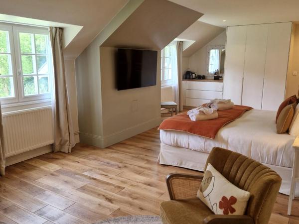 Au Moulin Saint Nicol - Honfleur : photo 2 de la chambre chambre 3 : suite deluxe avec douche et baignoire - vue sur jardin et fleuve