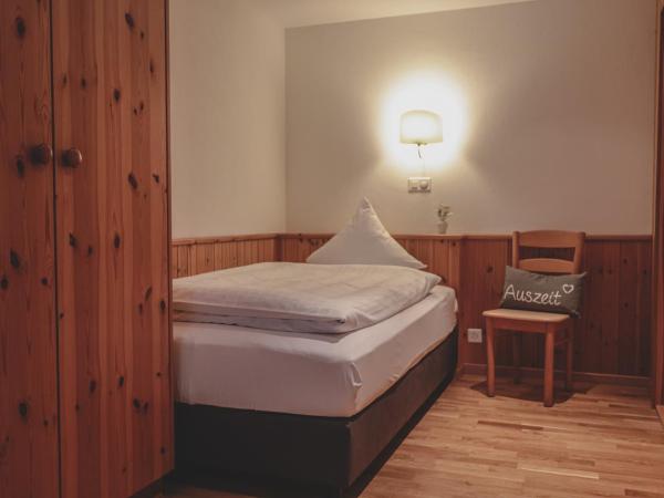 Hotel Garni Sonnenhalde : photo 2 de la chambre chambre triple avec balcon