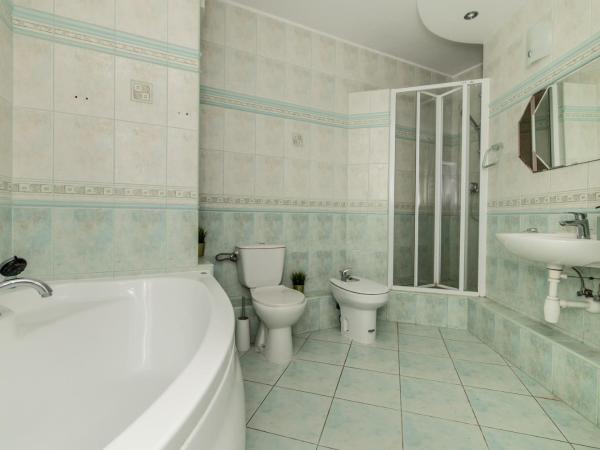 Tjiraso Apartment : photo 9 de la chambre chambre double avec salle de bains commune