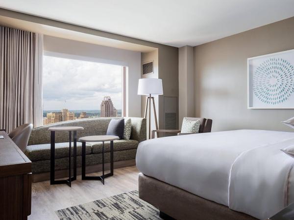 San Antonio Marriott Rivercenter on the River Walk : photo 1 de la chambre chambre lit king-size - vue sur ville
