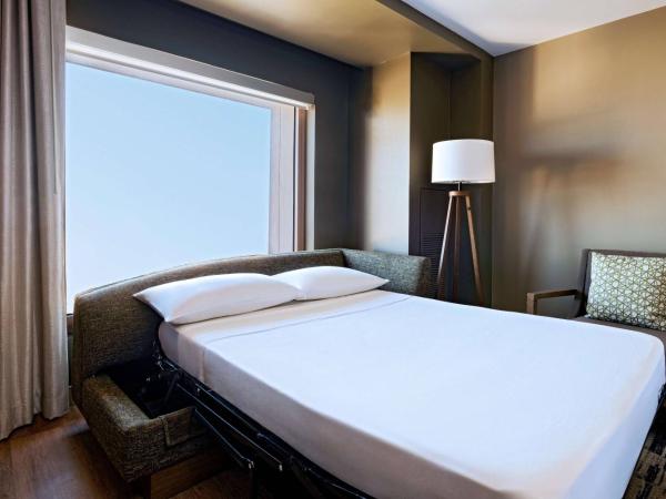 San Antonio Marriott Rivercenter on the River Walk : photo 4 de la chambre chambre lit king-size - vue sur ville