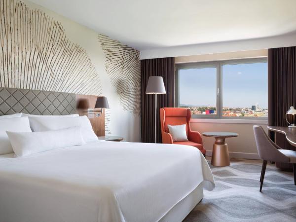 The Westin Zagreb : photo 3 de la chambre chambre deluxe avec 1 lit queen-size non-fumeurs - vue sur ville
