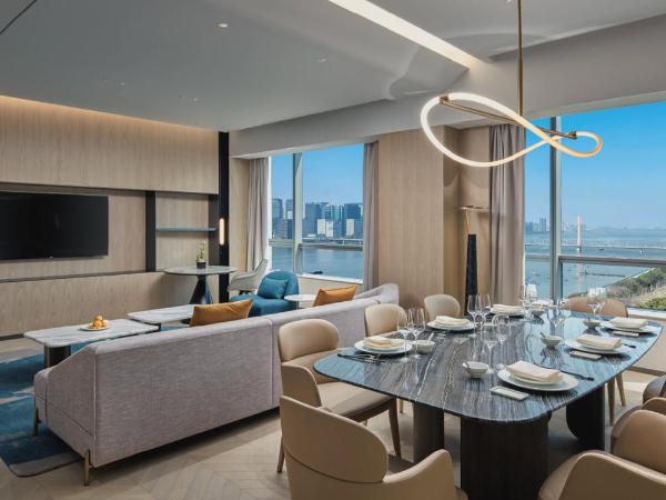 Crowne Plaza Hangzhou Riverside, an IHG Hotel : photo 3 de la chambre one-bedroom king suite with river view - living and dinning area