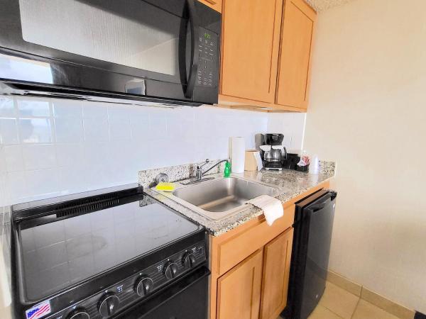 The Barclay Towers Hotel and Resort : photo 2 de la chambre king suite with sofa bed - oceanfront - private balcony
