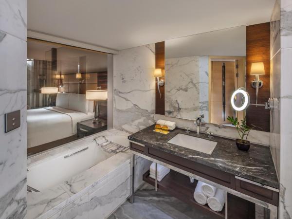 JW Marriott Mumbai Juhu : photo 2 de la chambre 	 royal beach suite, executive lounge access, 1 king