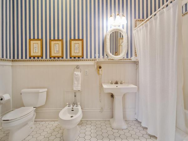 Maison Perrier Bed & Breakfast : photo 7 de la chambre chambre lit king-size supérieure avec balcon