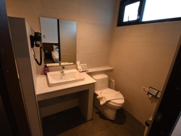 The Eight Ratvithi House : photo 7 de la chambre chambre double avec salle de bains privative