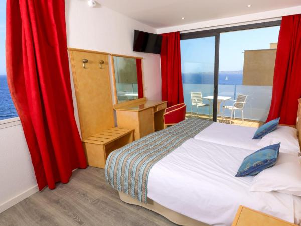 Hotel Saint Christophe : photo 1 de la chambre chambre quadruple - vue partielle sur mer