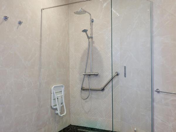 Hotel Saint Christophe : photo 3 de la chambre chambre quadruple - vue partielle sur mer