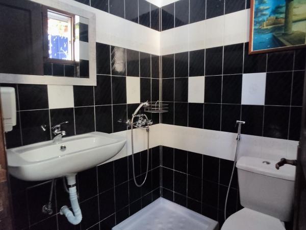 Rhodes Youth Hostel Adults only 18-40 : photo 4 de la chambre chambre double avec salle de bains privative