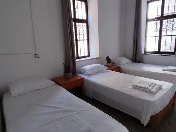 Rhodes Youth Hostel Adults only 18-40 : photo 1 de la chambre lit simple dans dortoir pour femmes