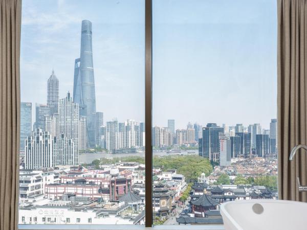 Renaissance Shanghai Yu Garden Hotel on the Bund : photo 1 de la chambre bund river view studio