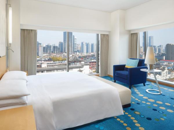 Renaissance Shanghai Yu Garden Hotel on the Bund : photo 1 de la chambre suite with bund river view - club lounge access